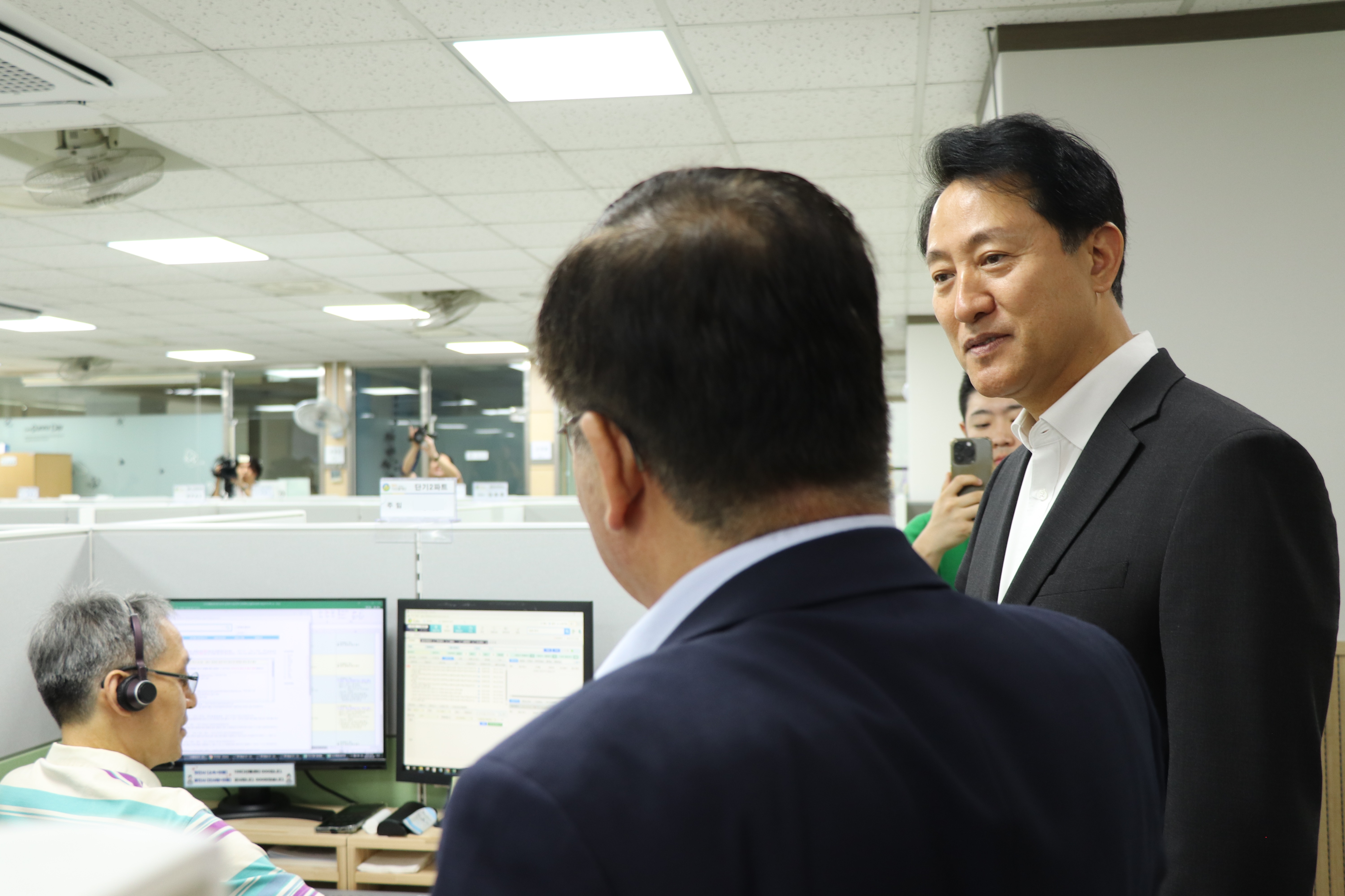 오세훈 서울시장, 추석 연휴 근무자 격려차 120다산콜재단 방문１